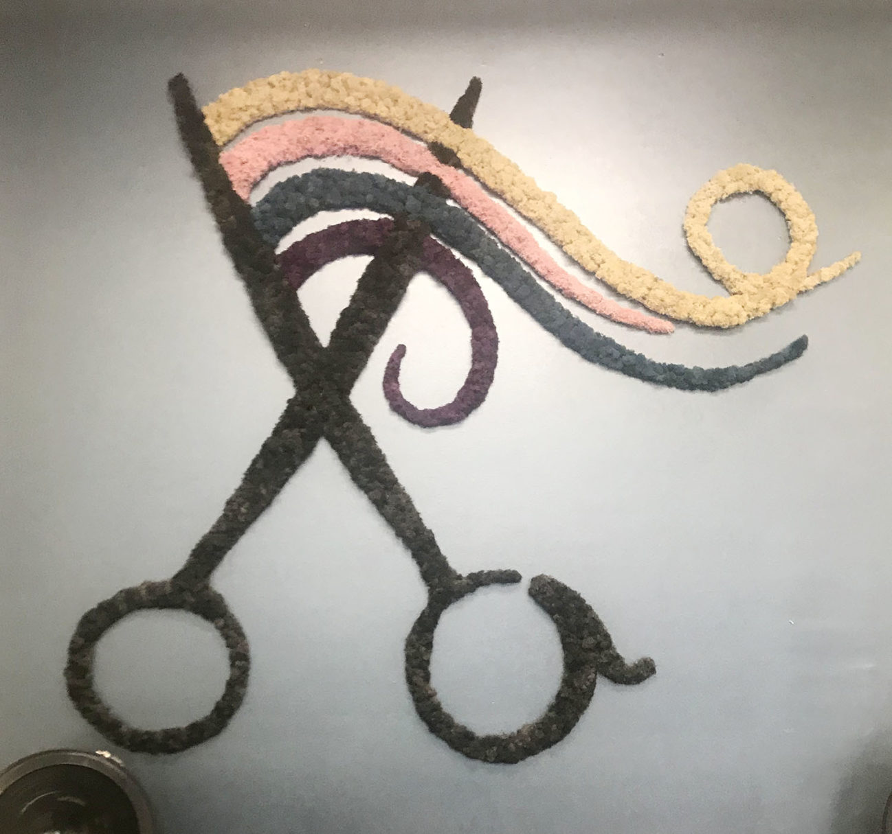 Preserved moss in the shape of scissors